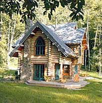 Пример деревянного дома ручной рубки из натурального бревна